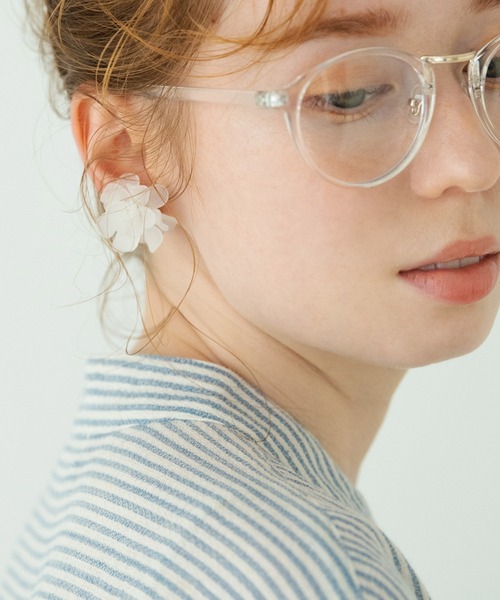 Crisp(クリスプ)の「シアーフラワーイヤリング(イヤリング・レディース・ホワイト/アイボリー・FREE)」の4枚目の写真