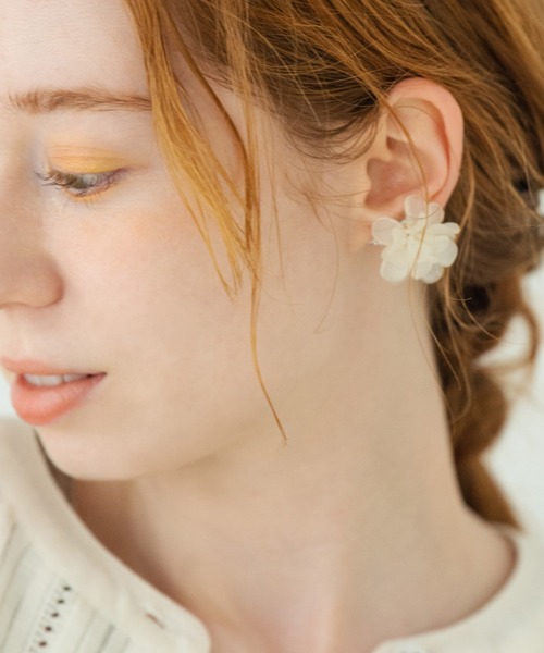 Crisp(クリスプ)の「シアーフラワーイヤリング(イヤリング・レディース・ホワイト/アイボリー・FREE)」の5枚目の写真