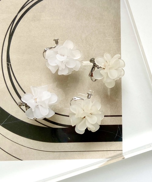 Crisp(クリスプ)の「シアーフラワーイヤリング(イヤリング・レディース・ホワイト/アイボリー・FREE)」の7枚目の写真