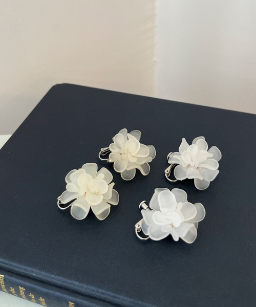 Crisp(クリスプ)の「シアーフラワーイヤリング(イヤリング・レディース・ホワイト/アイボリー・FREE)」の8枚目の写真