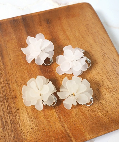 Crisp(クリスプ)の「シアーフラワーイヤリング(イヤリング・レディース・ホワイト/アイボリー・FREE)」の9枚目の写真