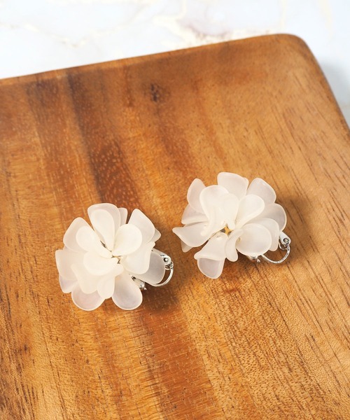 Crisp(クリスプ)の「シアーフラワーイヤリング(イヤリング・レディース・ホワイト/アイボリー・FREE)」の10枚目の写真