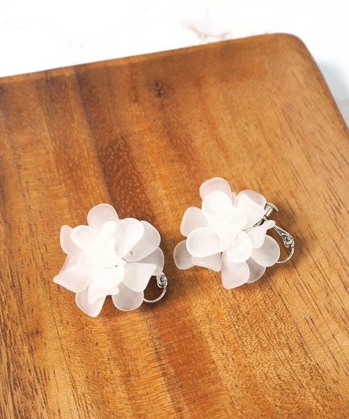 Crisp(クリスプ)の「シアーフラワーイヤリング(イヤリング・レディース・ホワイト/アイボリー・FREE)」の11枚目の写真