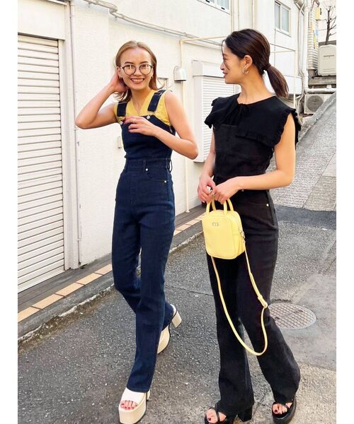 EMODA(エモダ)の「フレアデニムサロペット(サロペット/オーバーオール・レディース・インディゴブルー/ブラック・SMALL/MEDIUM)」の5枚目の写真