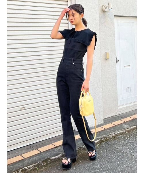 EMODA(エモダ)の「フレアデニムサロペット(サロペット/オーバーオール・レディース・インディゴブルー/ブラック・SMALL/MEDIUM)」の11枚目の写真