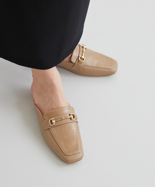 menue（メヌエ）の「ビット付きスクエアトゥローファーミュール（ローファー・レディース・ブラック系その他/アイボリー/キャメル/ブラック/グレイッシュベージュ/ダークブラウン・M/XS/3L/L/S/LL）」の5枚目の写真