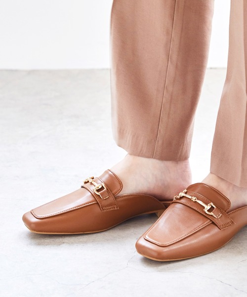 menue（メヌエ）の「ビット付きスクエアトゥローファーミュール（ローファー・レディース・ブラック系その他/アイボリー/キャメル/ブラック/グレイッシュベージュ/ダークブラウン・M/XS/3L/L/S/LL）」の21枚目の写真