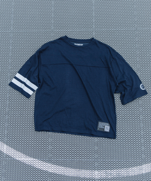 B.C STOCK(ベーセーストック)の「【3x3.EXE】 フットボールTシャツ(Tシャツ/カットソー・メンズ・ホワイト系その他/ネイビー・LARGE/MEDIUM)」の2枚目の写真