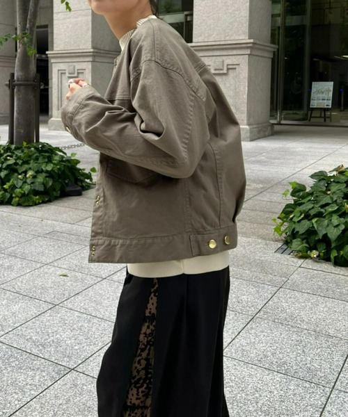 Chez toi（シェトワ）の「ゴールドフックノーカラーGジャン（デニムジャケット・レディース・カーキ/インディゴブルー/ブルー/アイボリー・FREE）」の12枚目の写真