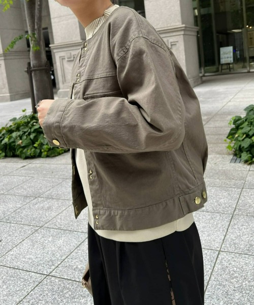 Chez toi（シェトワ）の「ゴールドフックノーカラーGジャン（デニムジャケット・レディース・カーキ/インディゴブルー/ブルー/アイボリー・FREE）」の6枚目の写真