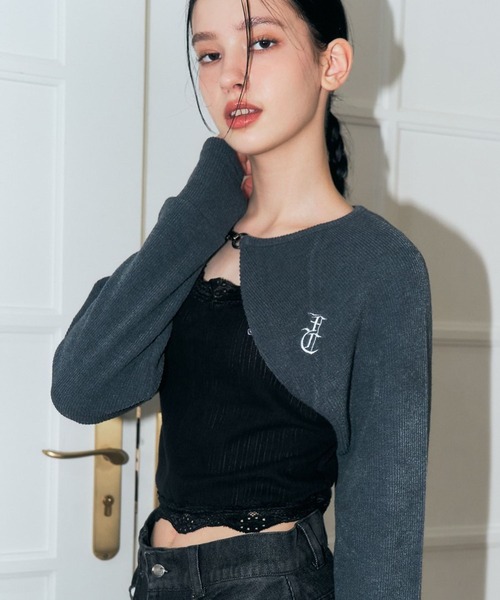 FANCY CLUB(ファンシークラブ)の「NASTY FANCY CLUB/バックルボレロカーディガン 2174376(カーディガン/ボレロ・レディース・チャコール/アイボリー・FREE)」の1枚目の写真
