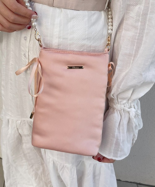 one after another NICE CLAUP(ワンアフターアナザーナイスクラップ)の「【スタッフ考案企画】パールストラップサテンポシェット(ショルダーバッグ・レディース・ピンク/アイボリー/ワインレッド/モカ・FREE)」の3枚目の写真