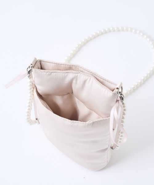 one after another NICE CLAUP(ワンアフターアナザーナイスクラップ)の「【スタッフ考案企画】パールストラップサテンポシェット(ショルダーバッグ・レディース・ピンク/アイボリー/ワインレッド/モカ・FREE)」の19枚目の写真