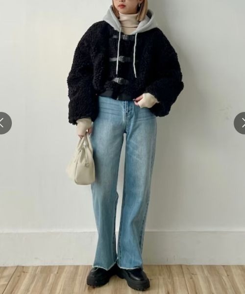 Cozy&Kitsch（コージーアンドキッチ）の「Cozy＆Kitsch フードレイヤードバックルクロップフリースジャケット（ムートンコート・レディース・アイボリー/ブラック・FREE）」の9枚目の写真