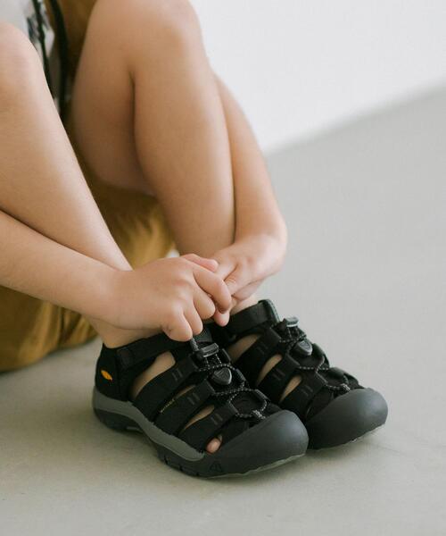 green label relaxing(グリーンレーベルリラクシング)の「<KEEN> ニューポート エイチツー 17cm-21cm(その他シューズ・キッズ・ブラック/パープル・18cm/21cm/20cm/19.5cm/17cm)」の1枚目の写真