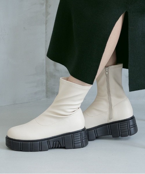 LAKOLE(ラコレ)の「スニーカーソールブーツ / 971555(ブーツ・レディース・ホワイト/ベージュ/ブラック・LARGE/MEDIUM)」の3枚目の写真