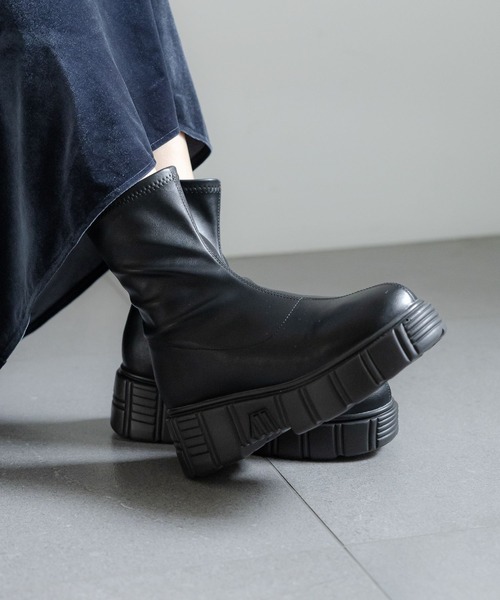 LAKOLE(ラコレ)の「スニーカーソールブーツ / 971555(ブーツ・レディース・ホワイト/ベージュ/ブラック・LARGE/MEDIUM)」の2枚目の写真