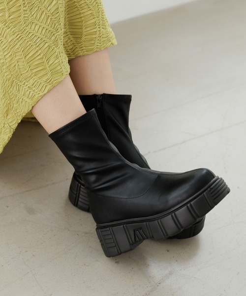 LAKOLE(ラコレ)の「スニーカーソールブーツ / 971555(ブーツ・レディース・ホワイト/ベージュ/ブラック・LARGE/MEDIUM)」の4枚目の写真