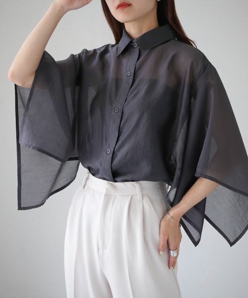 cheriella（シェリエラ）の「【cheriella】WEB限定スクエアスリーブスリットシアーシャツ（シャツ/ブラウス・レディース・オフホワイト/チャコール/ブラック・M）」の3枚目の写真