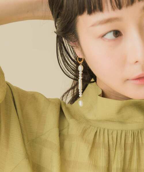 SMELLY（スメリー）の「バロックパールコンビピアス（ピアス（両耳用）・レディース・ゴールド系その他・-）」の6枚目の写真