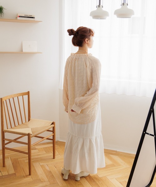 flower(フラワー)の「シアーフリルブラウス(シャツ/ブラウス・レディース・ベージュ/ネイビー・FREE)」の21枚目の写真