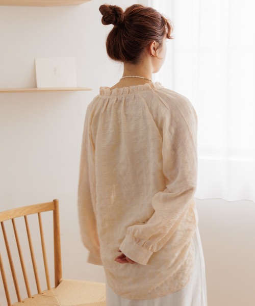 flower(フラワー)の「シアーフリルブラウス(シャツ/ブラウス・レディース・ベージュ/ネイビー・FREE)」の19枚目の写真
