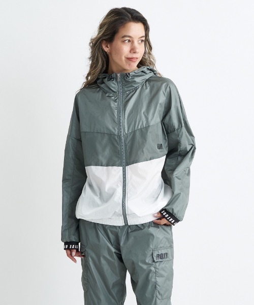 ROXY(ロキシー)の「STAY TRUE JACKET/ロキシー撥水カラーブロッキングリラックスサイズナイロンブルゾン(ナイロンジャケット・レディース・カーキ/ブラック・SMALL/LARGE/MEDIUM)」の4枚目の写真