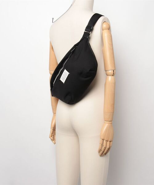 Maison Margiela（メゾンマルジェラ）の「Maison Margiela GLAM SLAM BELT BAG（ボディバッグ/ウエストポーチ・メンズ・ブラック・FREE）」の2枚目の写真
