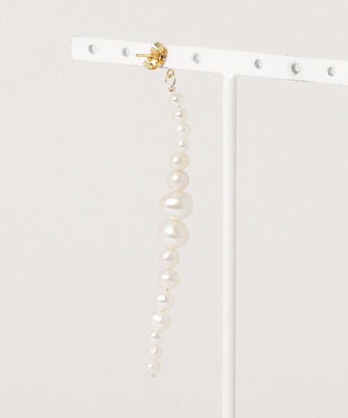 fridge（フリッジ）の「【eliou】エリゥ Wave Pearl Earring（ピアス（片耳用）・メンズ・ホワイト・ONESIZE）」の2枚目の写真