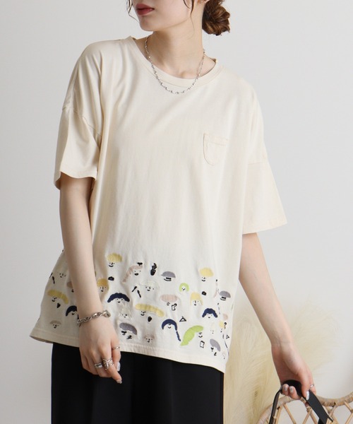 Emago(イマゴ)の「EMAGO スマイル刺繍Tシャツ(Tシャツ/カットソー・レディース・アイボリー/ホワイト×ブラック/ホワイト×レッド・FREE)」の3枚目の写真