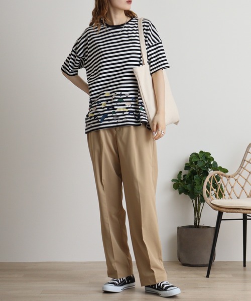 Emago(イマゴ)の「EMAGO スマイル刺繍Tシャツ(Tシャツ/カットソー・レディース・アイボリー/ホワイト×ブラック/ホワイト×レッド・FREE)」の5枚目の写真