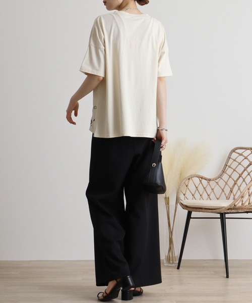 Emago(イマゴ)の「EMAGO スマイル刺繍Tシャツ(Tシャツ/カットソー・レディース・アイボリー/ホワイト×ブラック/ホワイト×レッド・FREE)」の10枚目の写真
