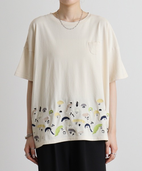 Emago(イマゴ)の「EMAGO スマイル刺繍Tシャツ(Tシャツ/カットソー・レディース・アイボリー/ホワイト×ブラック/ホワイト×レッド・FREE)」の16枚目の写真