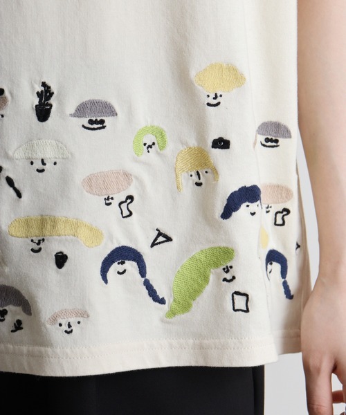 Emago(イマゴ)の「EMAGO スマイル刺繍Tシャツ(Tシャツ/カットソー・レディース・アイボリー/ホワイト×ブラック/ホワイト×レッド・FREE)」の21枚目の写真