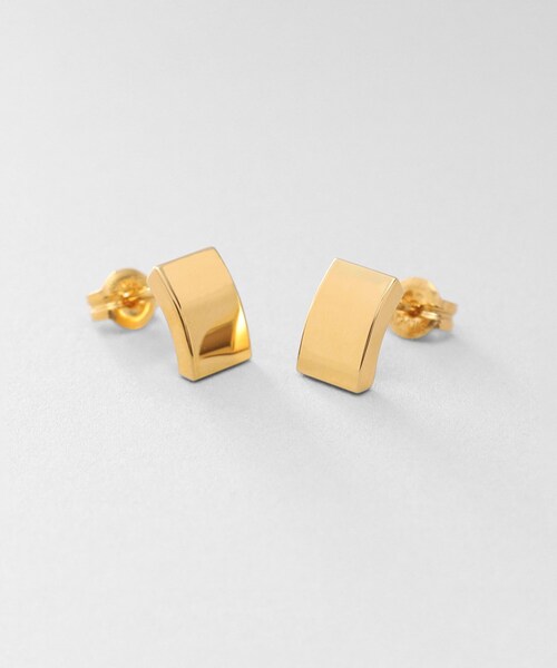 COCOSHNIK ONKITSCH(ココシュニックオンキッチュ)の「シルバー シールドシェイプ スタッドピアス GP(ピアス(両耳用)・レディース・ゴールド・00)」の1枚目の写真