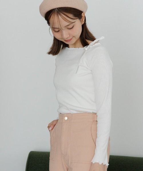 flower（フラワー）の「ショルダーリボンロングスリーブ（Tシャツ/カットソー・レディース・ホワイト/ブラウン・FREE）」の2枚目の写真