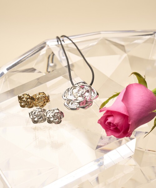 Firsthand（ファーストハンド）の「Firsthand/ファーストハンド ローズモチーフピアス（ピアス（両耳用）・レディース・シルバー/ゴールド・ONE SIZE）」の4枚目の写真