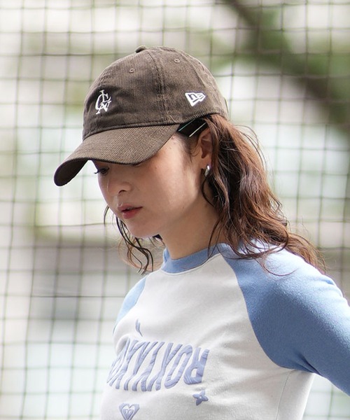 NEW ERA（ニューエラ）の「NEW ERA/ニューエラ キャップ 9TWENTY "CALNAMUR カルナムール コラボコレクション" マイクロコーデュロイ 14349036/14349037（キャップ・レディース・ダークブラウン/ストーン・FREE）」の2枚目の写真