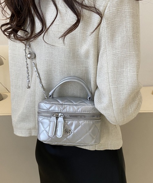 VIBGYOR（ヴィブジョー）の「FReePLACe/キルティングバニティチェーンバッグ X12330（ショルダーバッグ・レディース・ブラック/シルバー/ホワイト・M/S）」の2枚目の写真