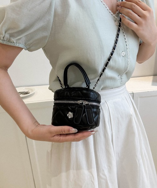 VIBGYOR（ヴィブジョー）の「FReePLACe/キルティングバニティチェーンバッグ X12330（ショルダーバッグ・レディース・ブラック/シルバー/ホワイト・M/S）」の3枚目の写真