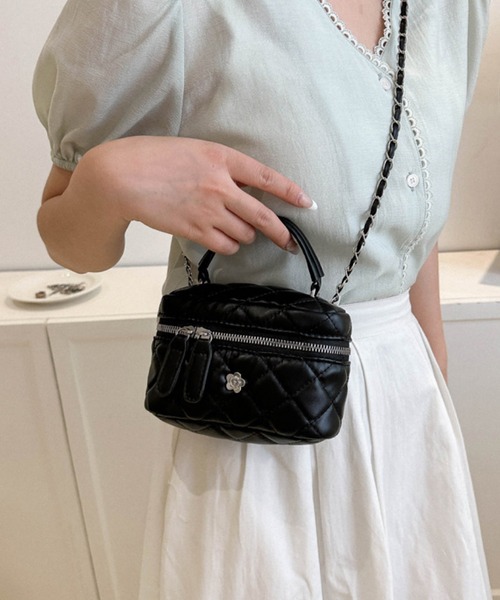 VIBGYOR（ヴィブジョー）の「FReePLACe/キルティングバニティチェーンバッグ X12330（ショルダーバッグ・レディース・ブラック/シルバー/ホワイト・M/S）」の15枚目の写真