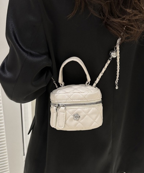 VIBGYOR（ヴィブジョー）の「FReePLACe/キルティングバニティチェーンバッグ X12330（ショルダーバッグ・レディース・ブラック/シルバー/ホワイト・M/S）」の13枚目の写真