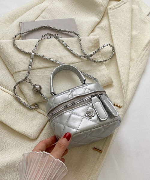 VIBGYOR（ヴィブジョー）の「FReePLACe/キルティングバニティチェーンバッグ X12330（ショルダーバッグ・レディース・ブラック/シルバー/ホワイト・M/S）」の7枚目の写真