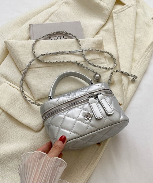 VIBGYOR（ヴィブジョー）の「FReePLACe/キルティングバニティチェーンバッグ X12330（ショルダーバッグ・レディース・ブラック/シルバー/ホワイト・M/S）」の9枚目の写真