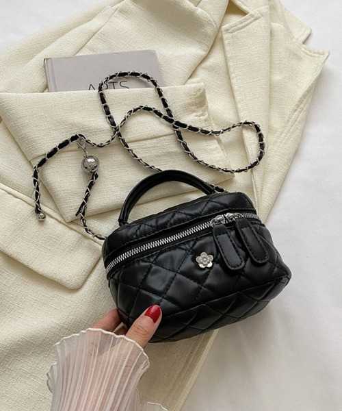 VIBGYOR（ヴィブジョー）の「FReePLACe/キルティングバニティチェーンバッグ X12330（ショルダーバッグ・レディース・ブラック/シルバー/ホワイト・M/S）」の11枚目の写真