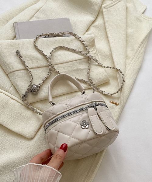 VIBGYOR（ヴィブジョー）の「FReePLACe/キルティングバニティチェーンバッグ X12330（ショルダーバッグ・レディース・ブラック/シルバー/ホワイト・M/S）」の16枚目の写真