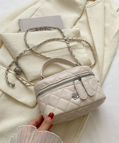 VIBGYOR（ヴィブジョー）の「FReePLACe/キルティングバニティチェーンバッグ X12330（ショルダーバッグ・レディース・ブラック/シルバー/ホワイト・M/S）」の4枚目の写真