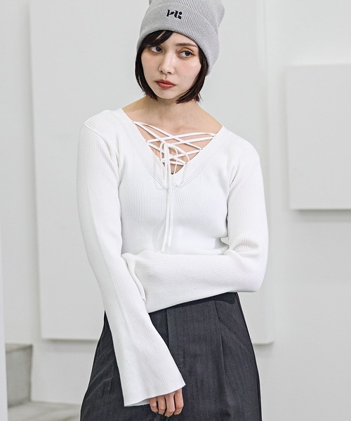 PAGEBOY(ページボーイ)の「【前後着用可能】2WAYレースアップニットプルオーバー(ニット/セーター・レディース・グレー/オフホワイト/ブラック/ブルー・FREE)」の2枚目の写真
