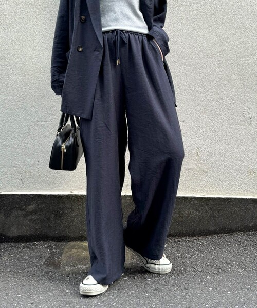 fredy emue（フレディエミュ）の「《セットアップ対応》リネン混スラブツイルイージーパンツ（その他パンツ・レディース・ベージュ/ネイビー・38/36）」の5枚目の写真