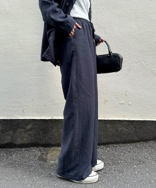 fredy emue（フレディエミュ）の「《セットアップ対応》リネン混スラブツイルイージーパンツ（その他パンツ・レディース・ベージュ/ネイビー・38/36）」の7枚目の写真